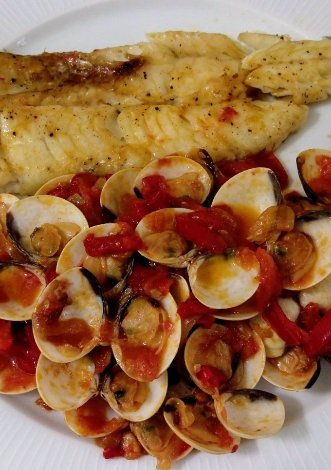 Una foto de Merluza a la plancha y almejas a la marinera