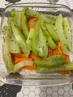Foto de Salada com cenoura e chuchu