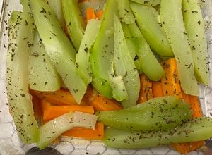 Foto de Salada com cenoura e chuchu