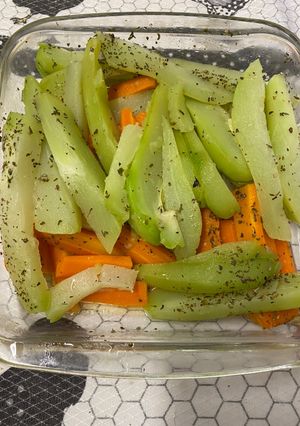 Foto de Salada com cenoura e chuchu