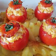 Foto di Pomodori ripieni con riso e scamorza con fondo di patate