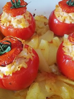 Foto di Pomodori ripieni con riso e scamorza con fondo di patate