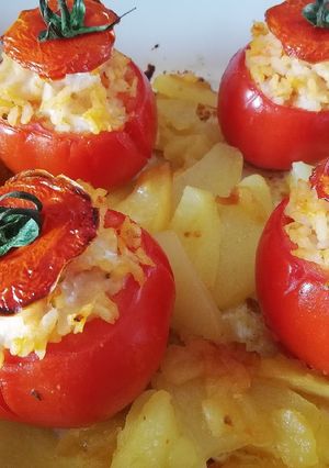 Foto di Pomodori ripieni con riso e scamorza con fondo di patate