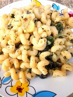 Una foto de Salteado de pasta con espinacas y alcachofas