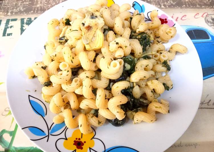 Salteado de pasta con espinacas y alcachofas