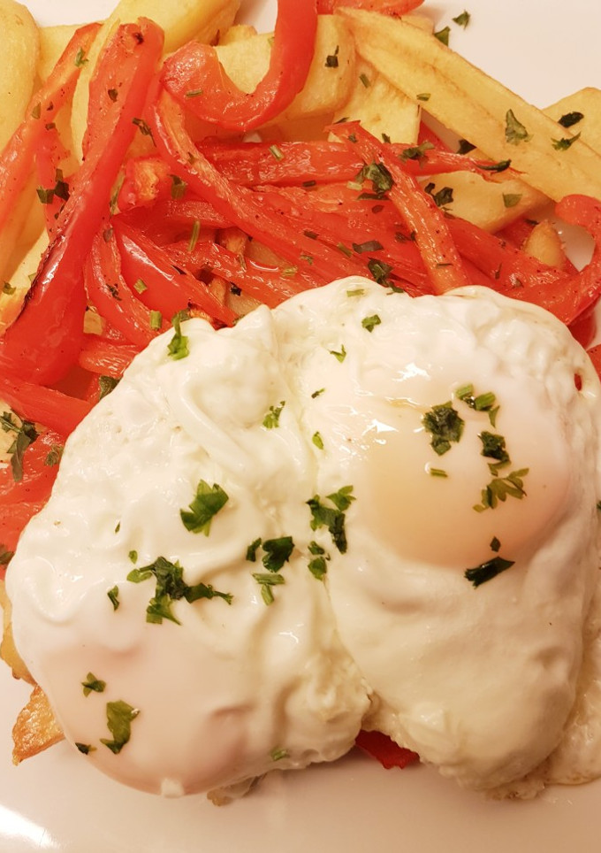 Una foto de Papas Fritas, Huevos y Pimiento
