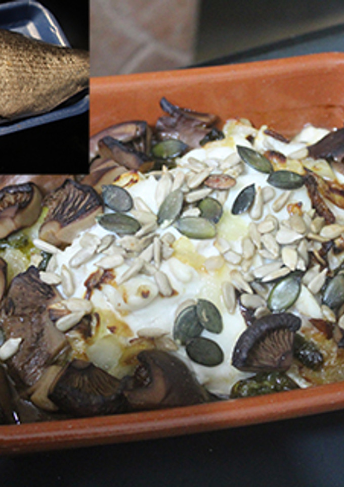 Una foto de Filete de dorada con robellones y semillas