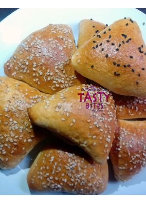 A picture of Triangle buns.