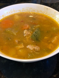 Una foto de Caldo de pollo con zucchini