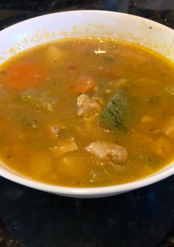 Una foto de Caldo de pollo con zucchini