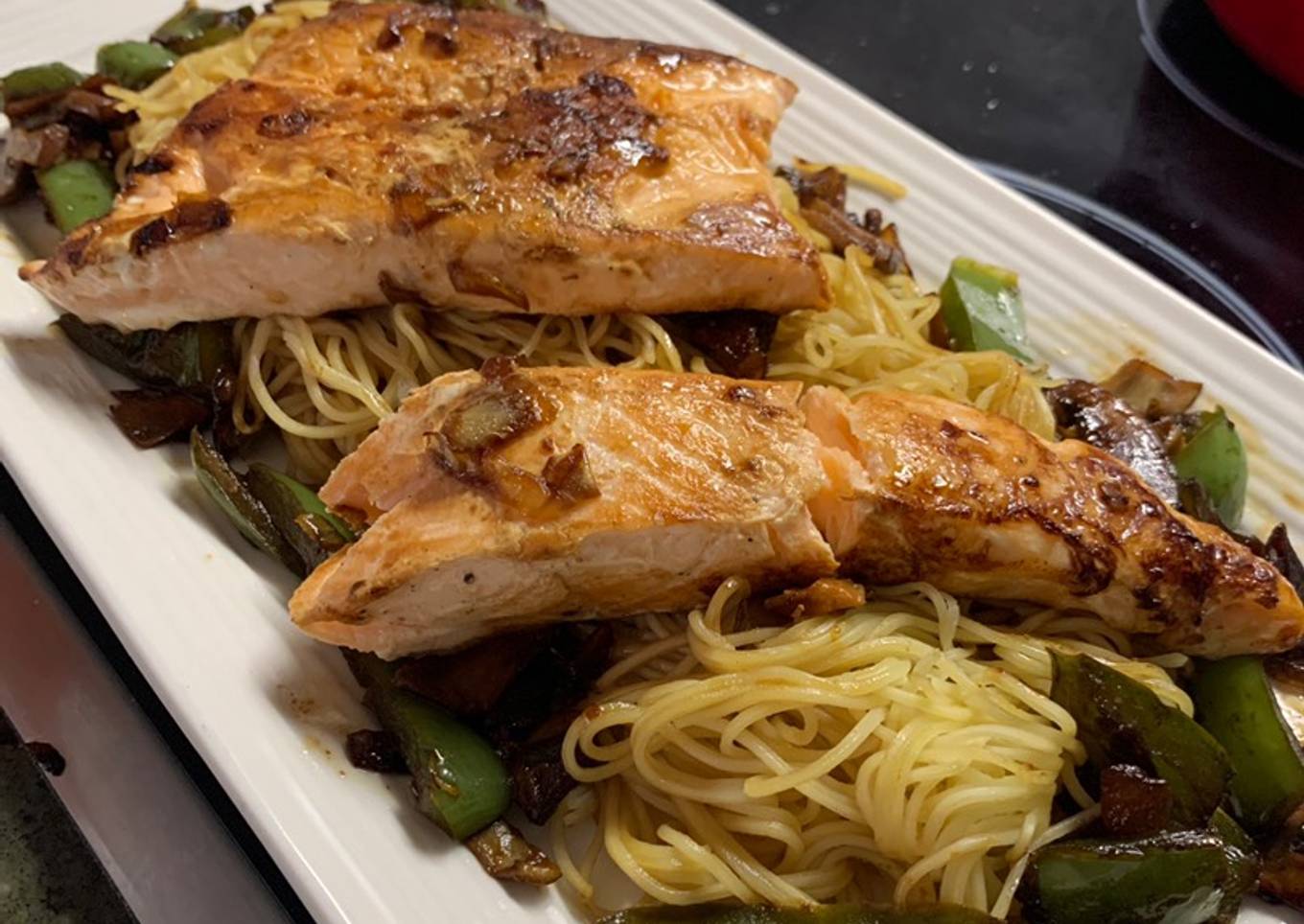 Noodles con salmón y salsa de ostras