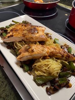 Una foto de Noodles con salmón y salsa de ostras