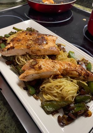 Una foto de Noodles con salmón y salsa de ostras