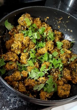 ડુંગર ની ભાજી ના મુઠીયા(dungri na bhaji na muthiya recipe in Gujarati) રેસીપી મુખ્ય ફોટો