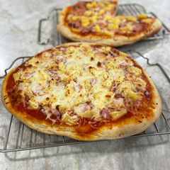 A picture of Hawaiian Pizza.
