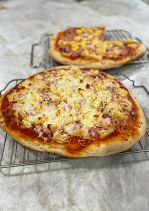 A picture of Hawaiian Pizza.