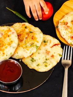 सूजी वेज उत्तपम (Suji veg uttapam recipe in hindi) रेसिपी मुख्य फोटो