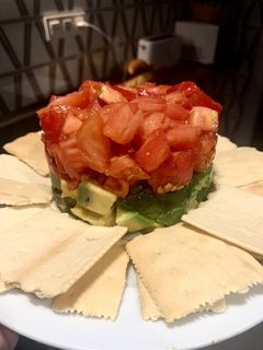 Una foto de Tartar de tomate 🍅 y aguacate 🥑