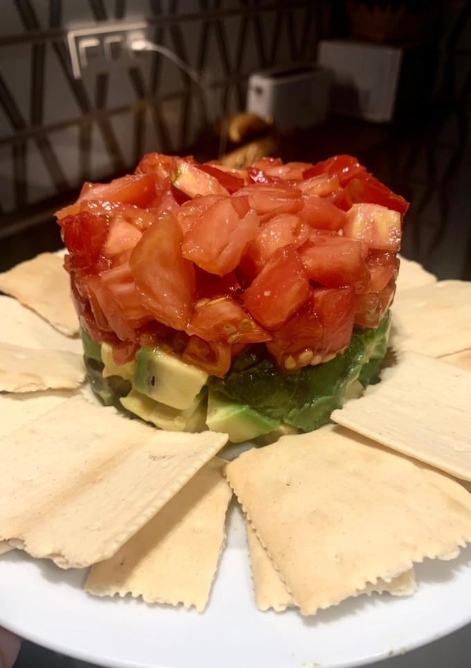 Una foto de Tartar de tomate 🍅 y aguacate 🥑