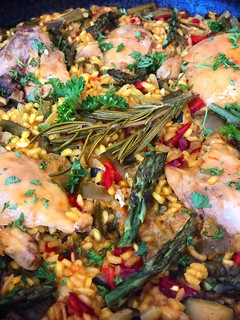 Una foto de Arroz con pollo y verduras