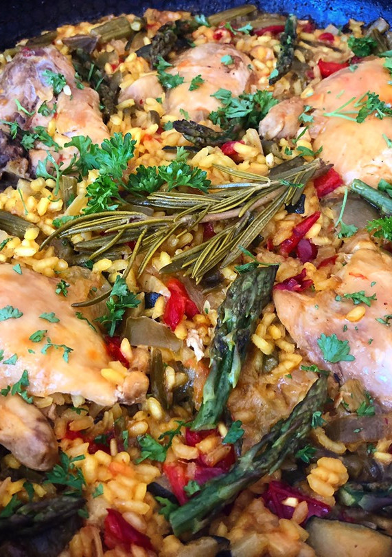 Una foto de Arroz con pollo y verduras