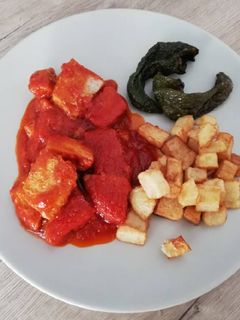 Una foto de Dados de atún y patatas con tomate