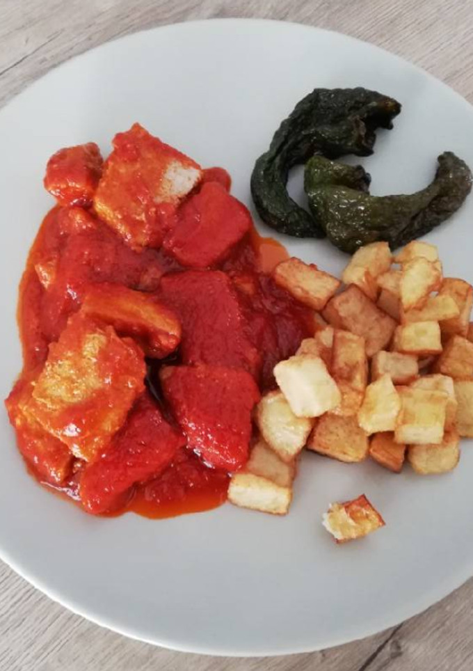 Una foto de Dados de atún y patatas con tomate