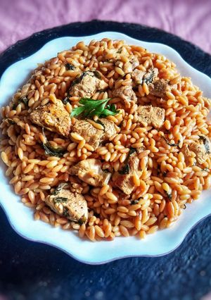 صورة لوصفة لسان العصفور بالدجاج والسلق 🍝