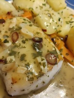 Una foto de Merluza de Pincho a la Plancha con Patatitas y Zanahorias en Sal