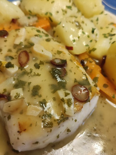 Una foto de Merluza de Pincho a la Plancha con Patatitas y Zanahorias en Sal