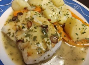 Foto principal de Merluza de Pincho a la Plancha con Patatitas y Zanahorias en Sal