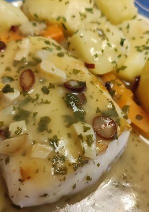 Una foto de Merluza de Pincho a la Plancha con Patatitas y Zanahorias en Sal