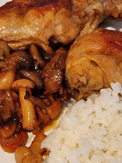 Una foto de Contramuslos de Pollo y Conejo con Portobello y Shimeji