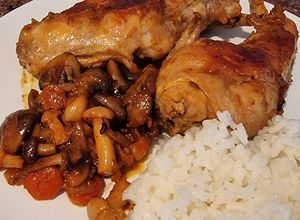 Una foto de Contramuslos de Pollo y Conejo con Portobello y Shimeji