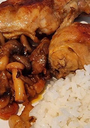 Una foto de Contramuslos de Pollo y Conejo con Portobello y Shimeji