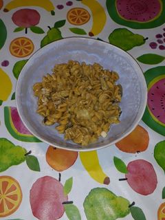 Una foto de Fusilli de garbanzos y curcúma con salsa de cebolla y shiitakes