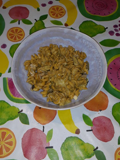 Una foto de Fusilli de garbanzos y curcúma con salsa de cebolla y shiitakes