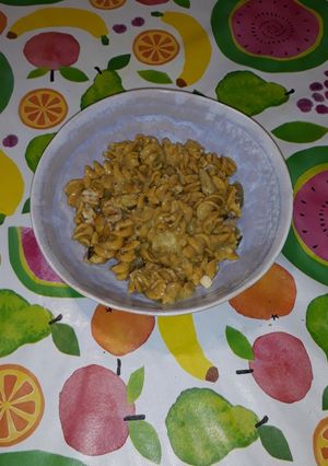 Una foto de Fusilli de garbanzos y curcúma con salsa de cebolla y shiitakes