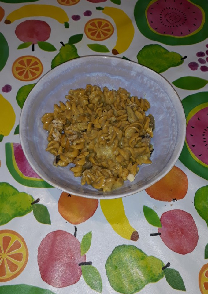 Una foto de Fusilli de garbanzos y curcúma con salsa de cebolla y shiitakes