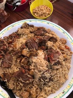صورة لوصفة مقلوبة باللحمة والباذنجان والبطاطا