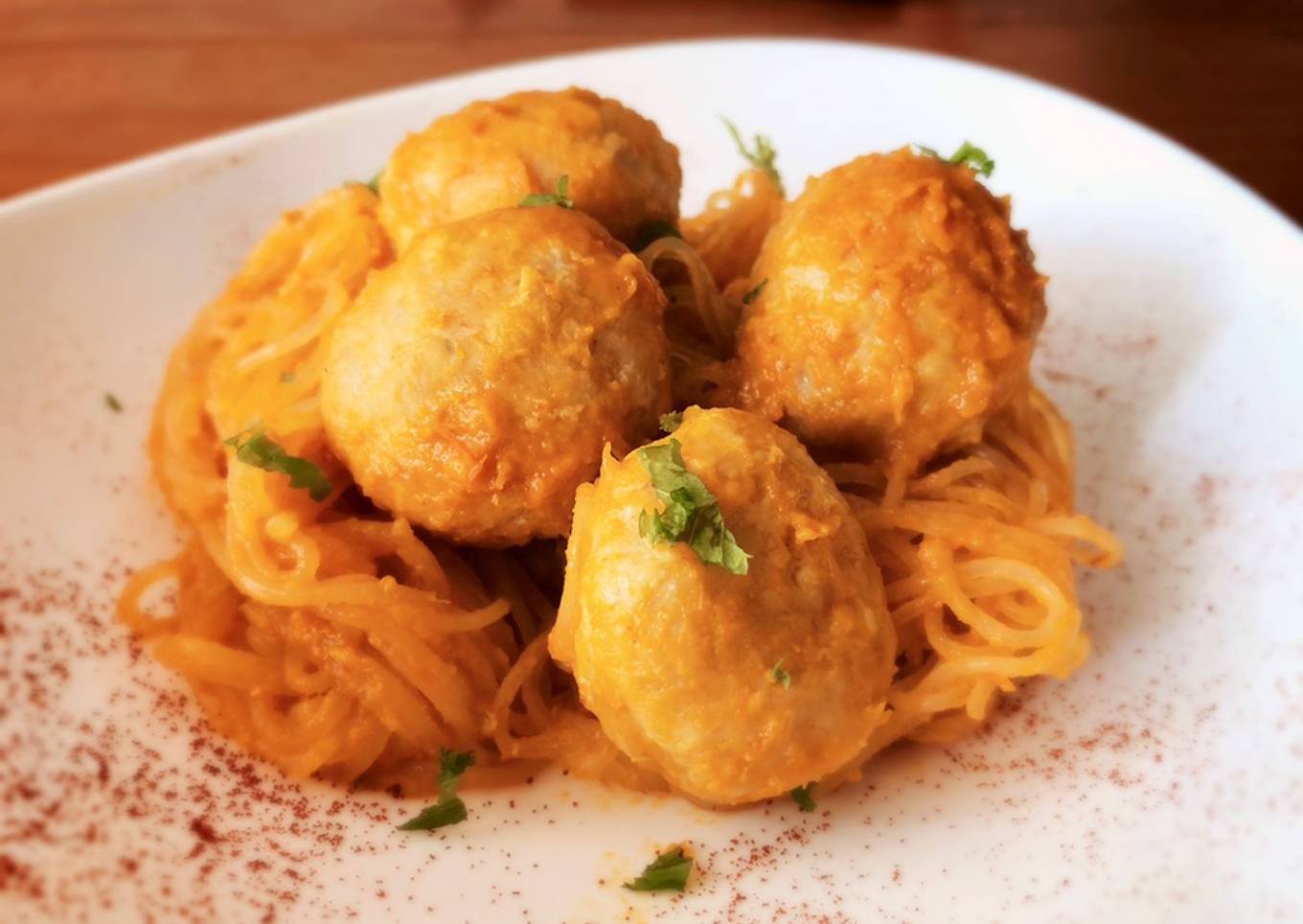Albóndigas de pollo con fideos cristal y salsa de verduras