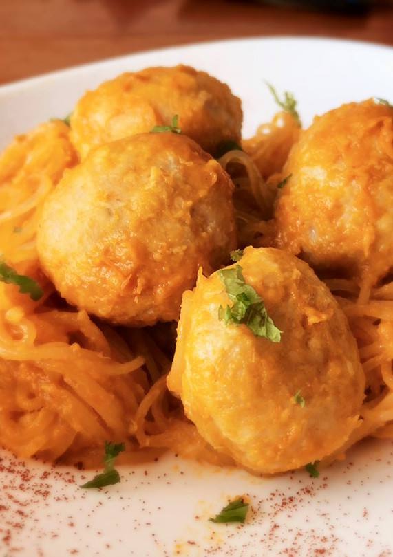 Una foto de Albóndigas de pollo con fideos cristal y salsa de verduras