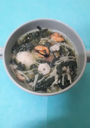 Una foto de Cazuelita marinera de rape y espinacas con fideos
