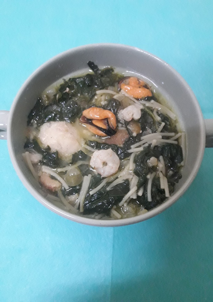 Una foto de Cazuelita marinera de rape y espinacas con fideos