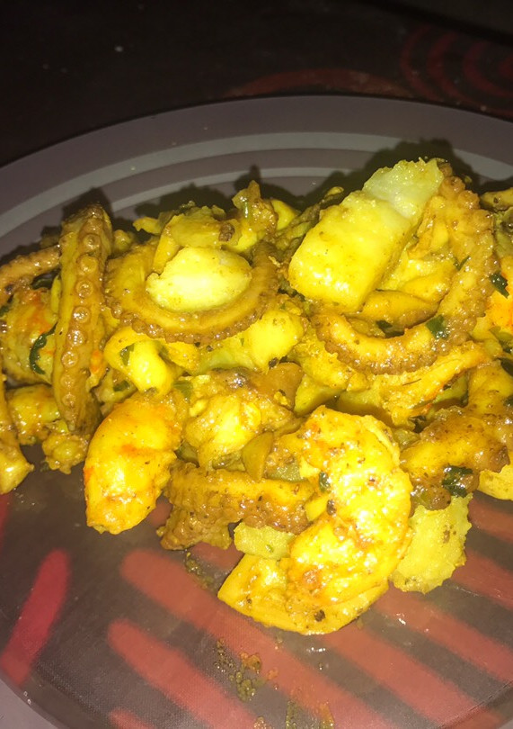 Una foto de Langostinos 🍤 y Pulpitos al ajillo