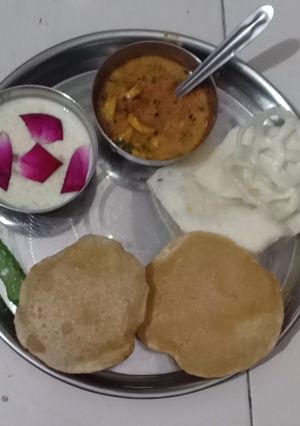राजस्थानी बेसन के गट्टे की सब्जी,खीर, पापड, पुरी रेसिपी मुख्य फोटो