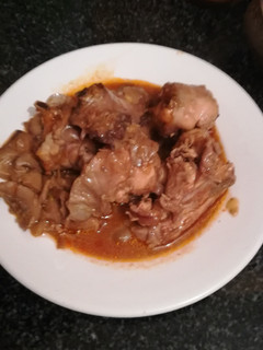 Una foto de Conejo en salsa de cebolla en la olla gm g