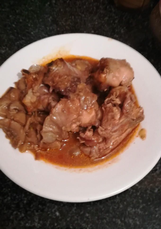 Una foto de Conejo en salsa de cebolla  en la olla gm g