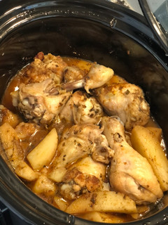 Una foto de Pollo especiado con patatas en olla lenta Crockpot