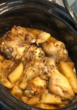 Una foto de Pollo especiado con patatas en olla lenta Crockpot